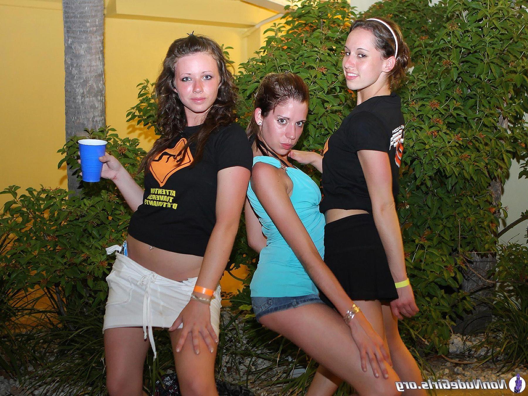 20P Pictures of naughty teen girls getting drunk