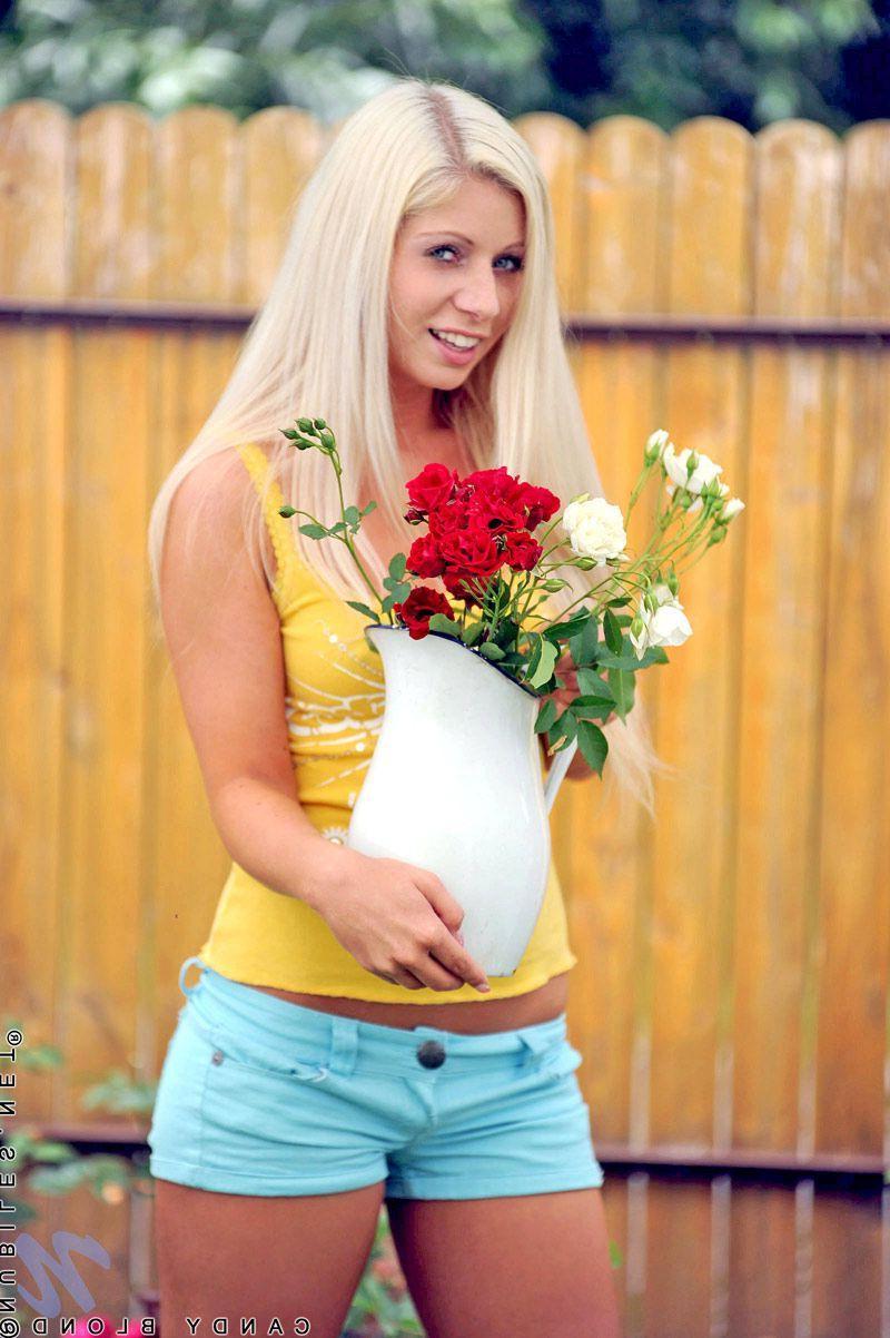 20P Pictures of Candy Blond showing off her hot body