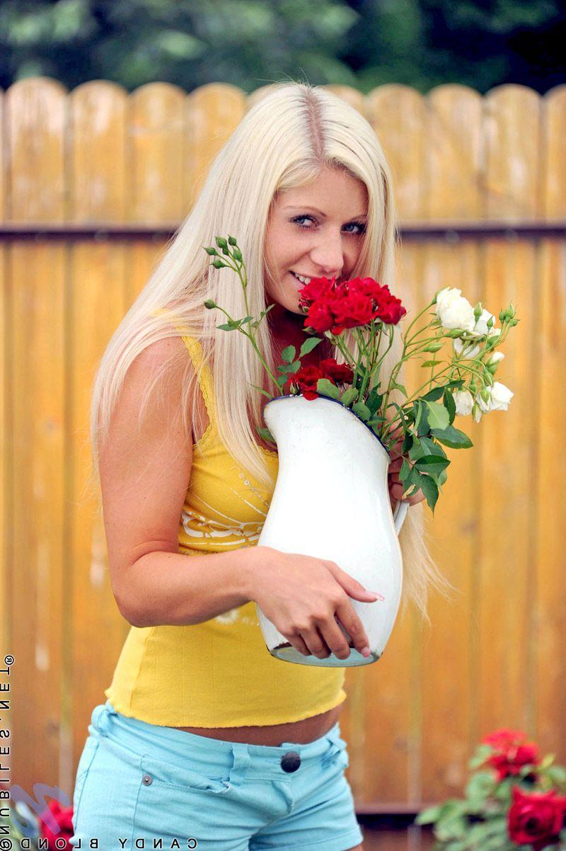 20P Pictures of Candy Blond showing off her hot body