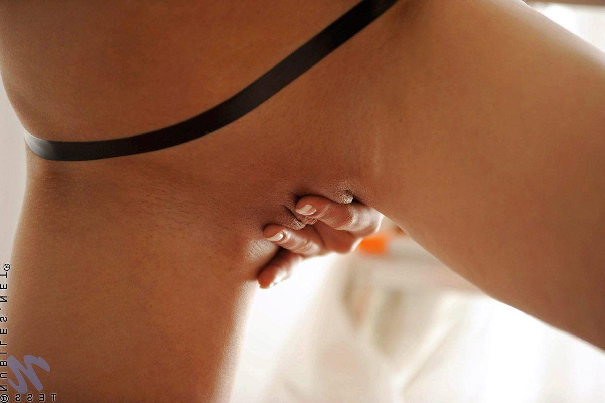 20P Pictures of Tess showing her hot body