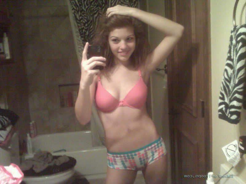 10P Naughty amateur cutie likes posing naked and spreading