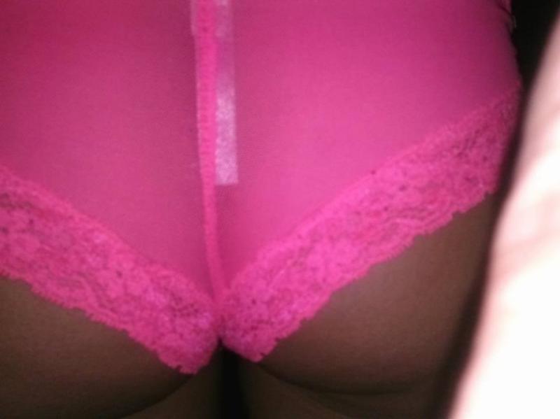 15P Amateur naughty girlfriend strips naked and pussy-plays