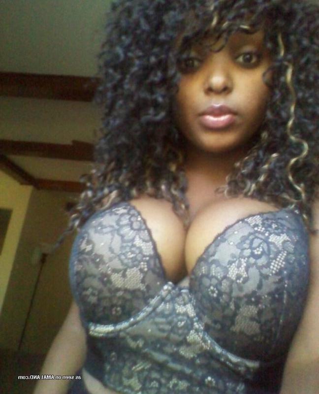 15P Gallery of a busty amateur babe selfshooting in her bedroom