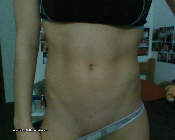 15P Sexy amateur babe showing off her naked tight body