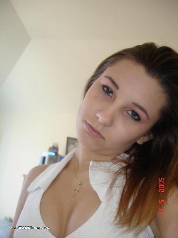 15P Photos of a sexy amateur chick selfshooting in her bedroom