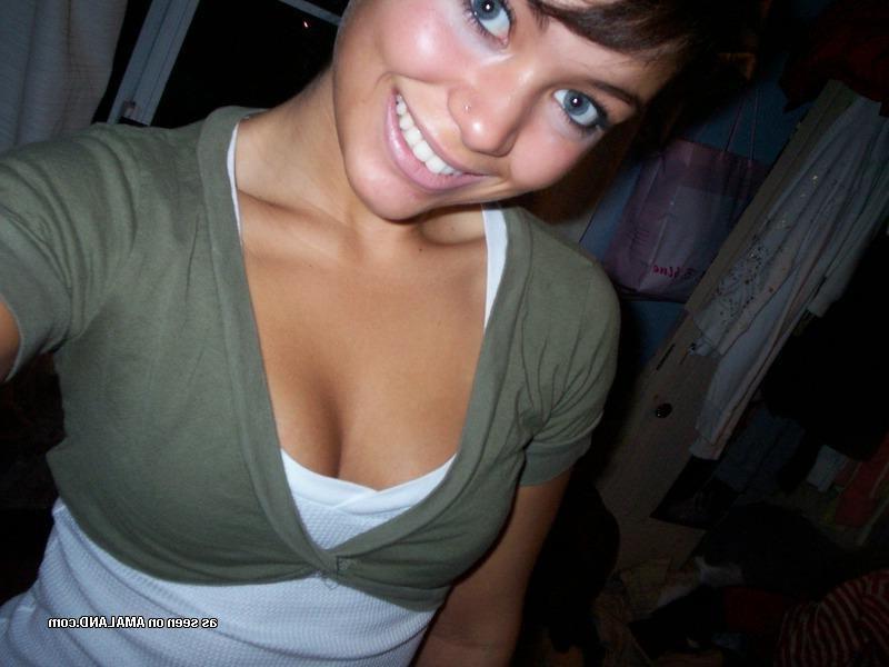 15P Collection of an amateur chick showing off her sexy body