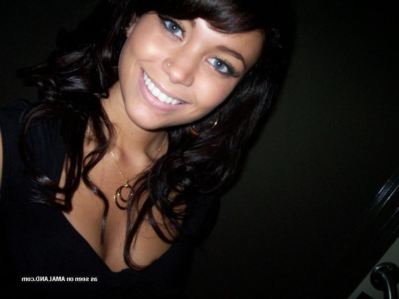 15P Collection of an amateur chick showing off her sexy body