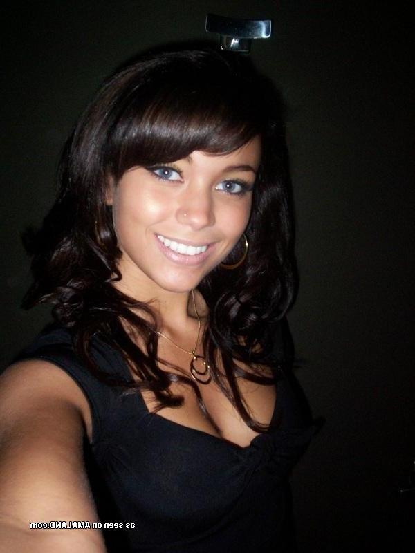 15P Collection of an amateur chick showing off her sexy body