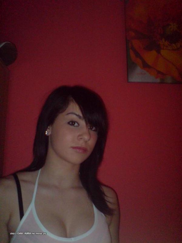 15P Amateur gorgeous hottie showing off her sexy body
