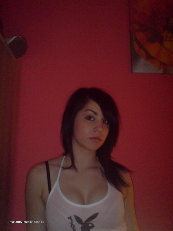 15P Amateur gorgeous hottie showing off her sexy body