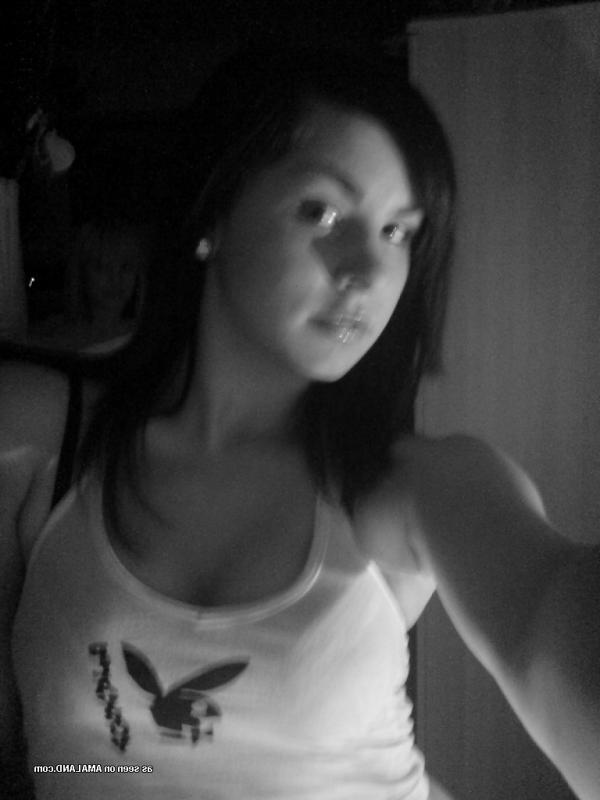 15P Amateur gorgeous hottie showing off her sexy body