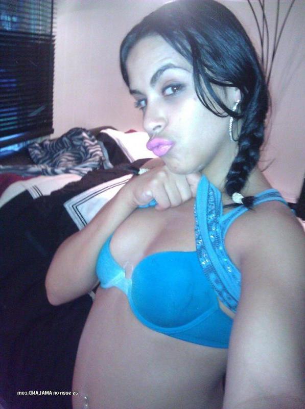 15P Sexy amateur chick showing off her fine body
