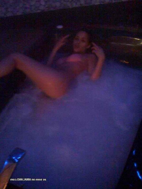 15P Sexy amateur chick showing off her fine body