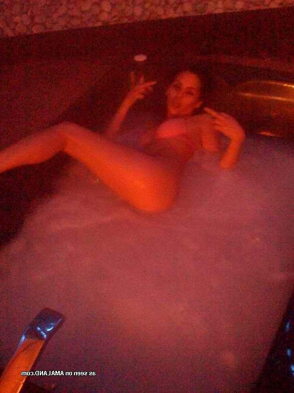 15P Sexy amateur chick showing off her fine body