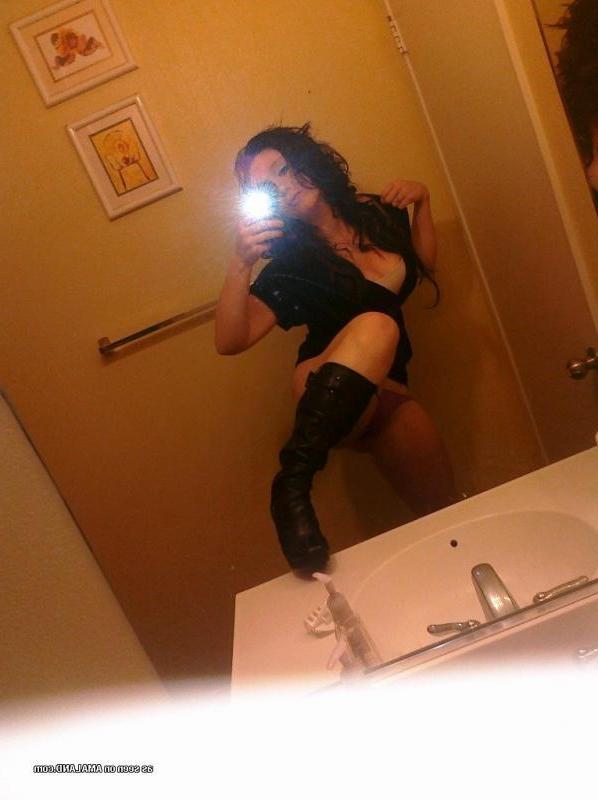 15P Gallery of a self-shooting busty brunette chick in lingerie