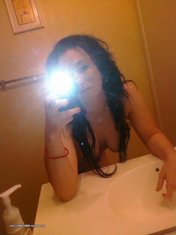 15P Gallery of a self-shooting busty brunette chick in lingerie