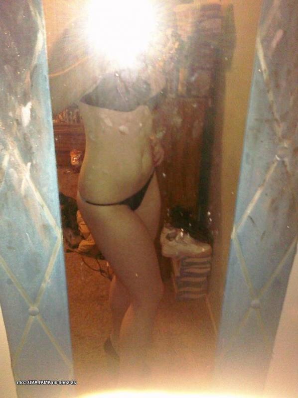 15P Gallery of a self-shooting busty brunette chick in lingerie