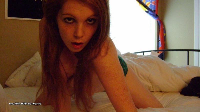 15P Gallery of a naked babe posing in her bedroom