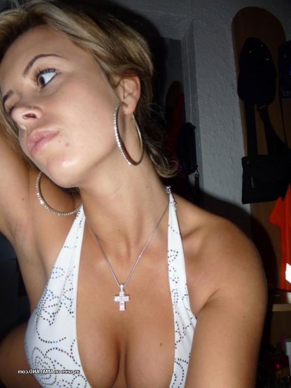 25P Pictures of a sexy blonde girlfriend taking pics of herself