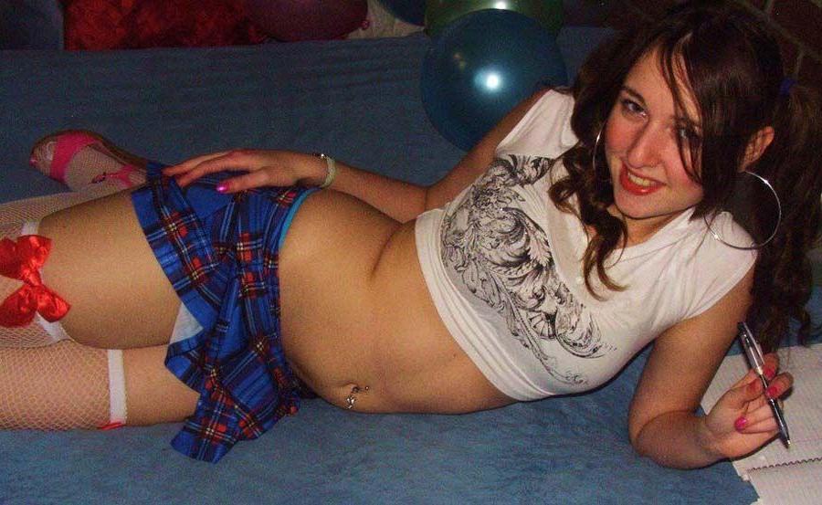 16P Pictures of a hot brunette gf showing her tight body