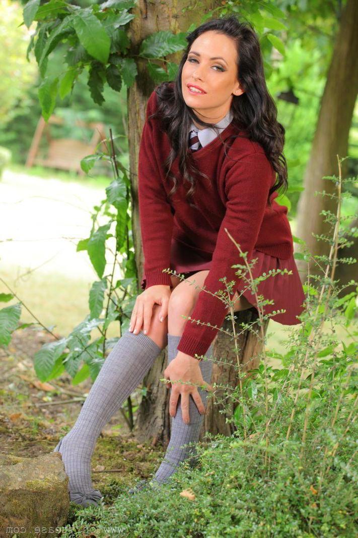 16P Pictures of a sexy schoolgirl teasing outside