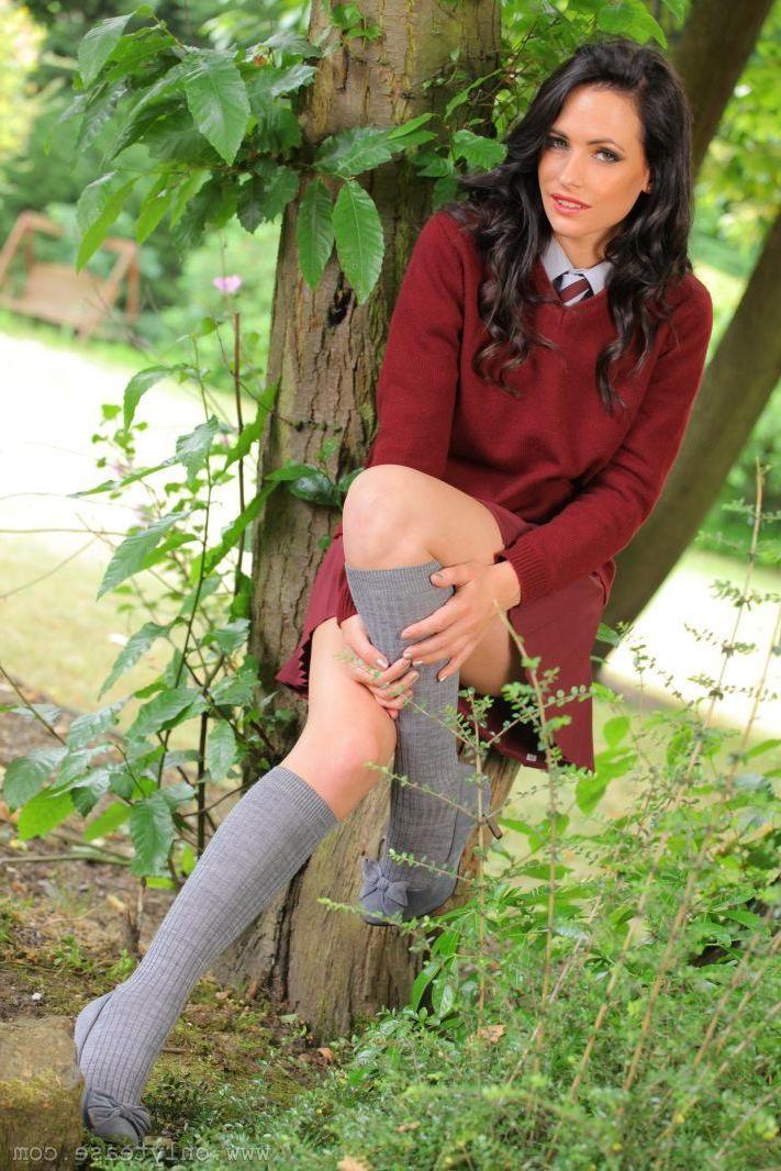 16P Pictures of a sexy schoolgirl teasing outside