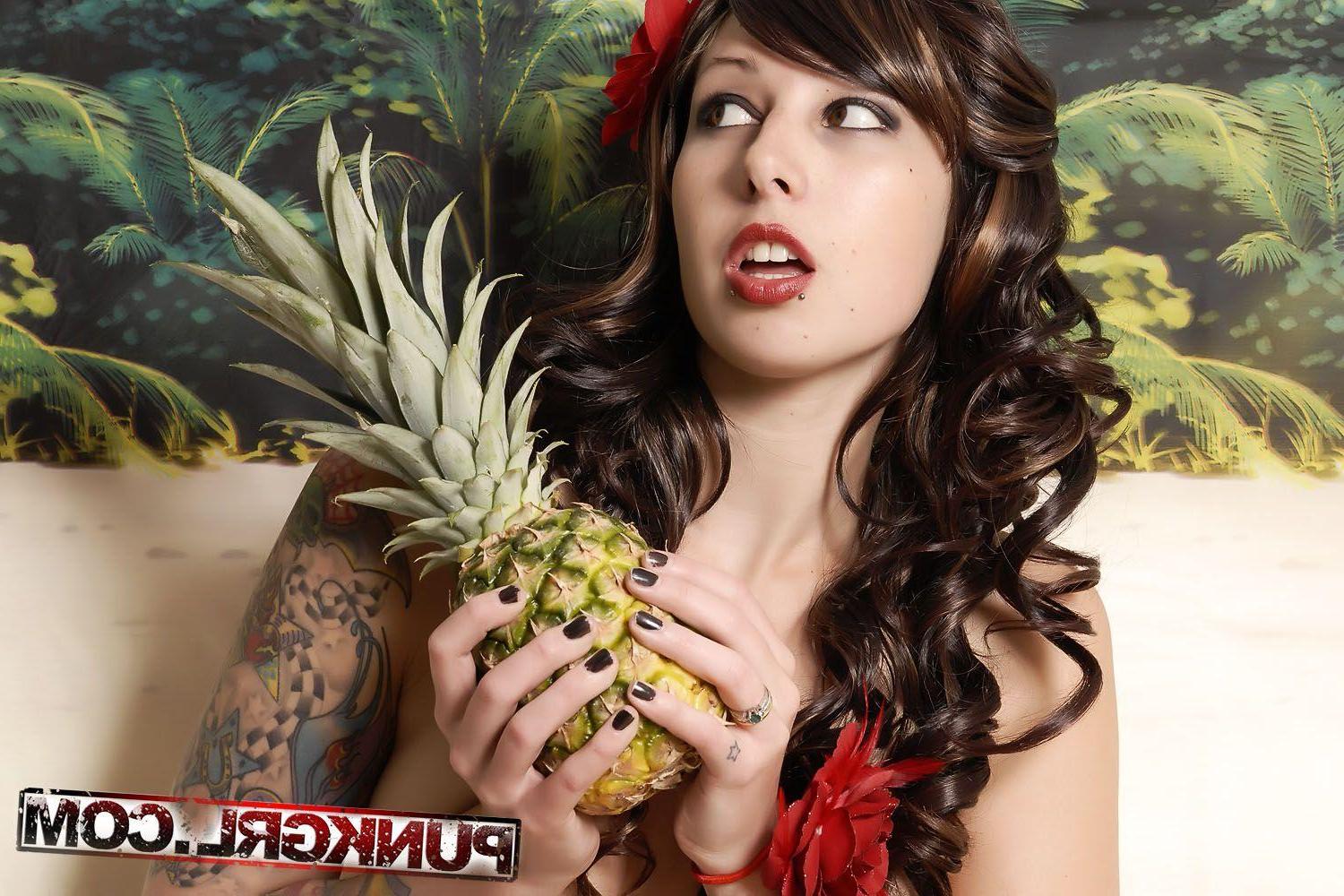 20P Pictures of teen girl Tarrie showing her fuckable body