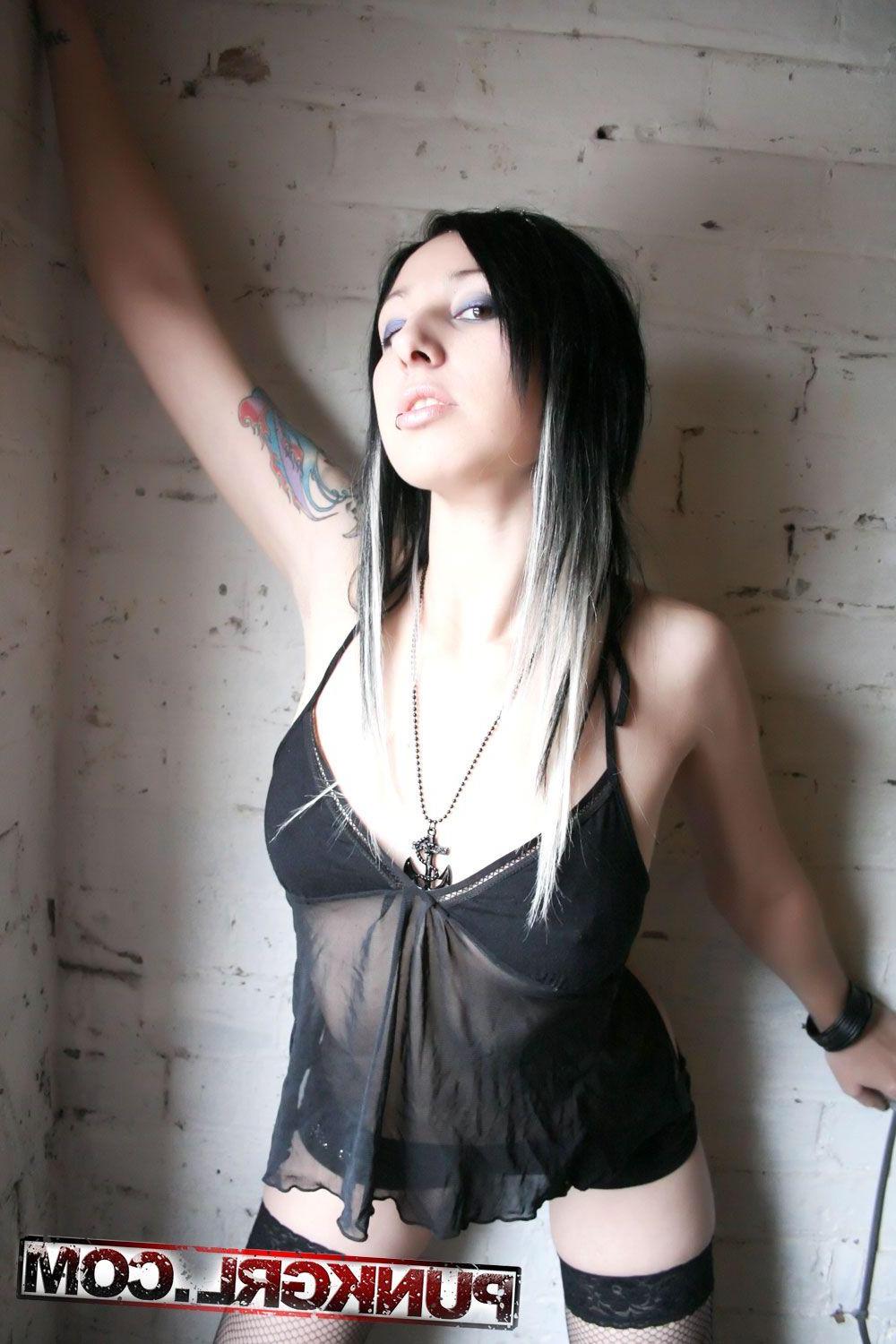 20P Pictures of Tarrie Noir dressed in sexy stockings