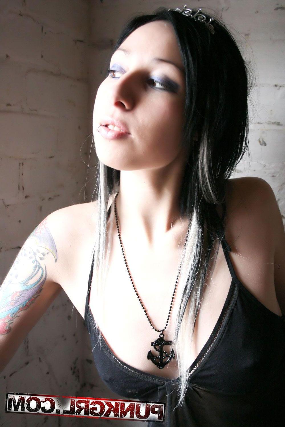 20P Pictures of Tarrie Noir dressed in sexy stockings