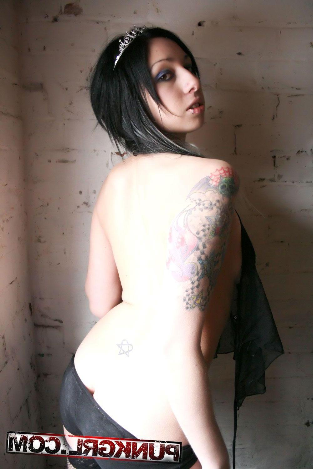 20P Pictures of Tarrie Noir dressed in sexy stockings