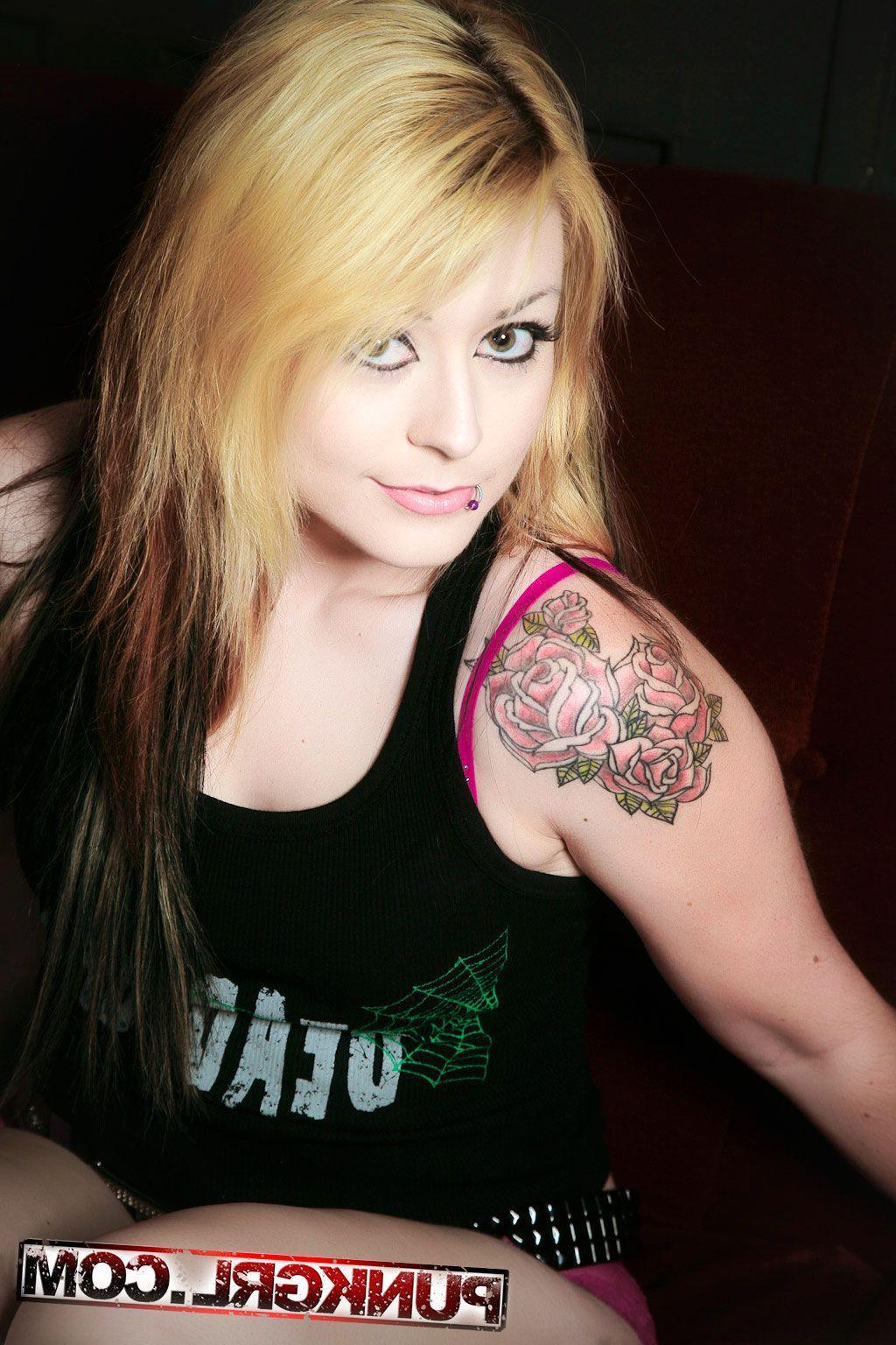 20P Pictures of teen cutie Miss Kitty showing her hot body