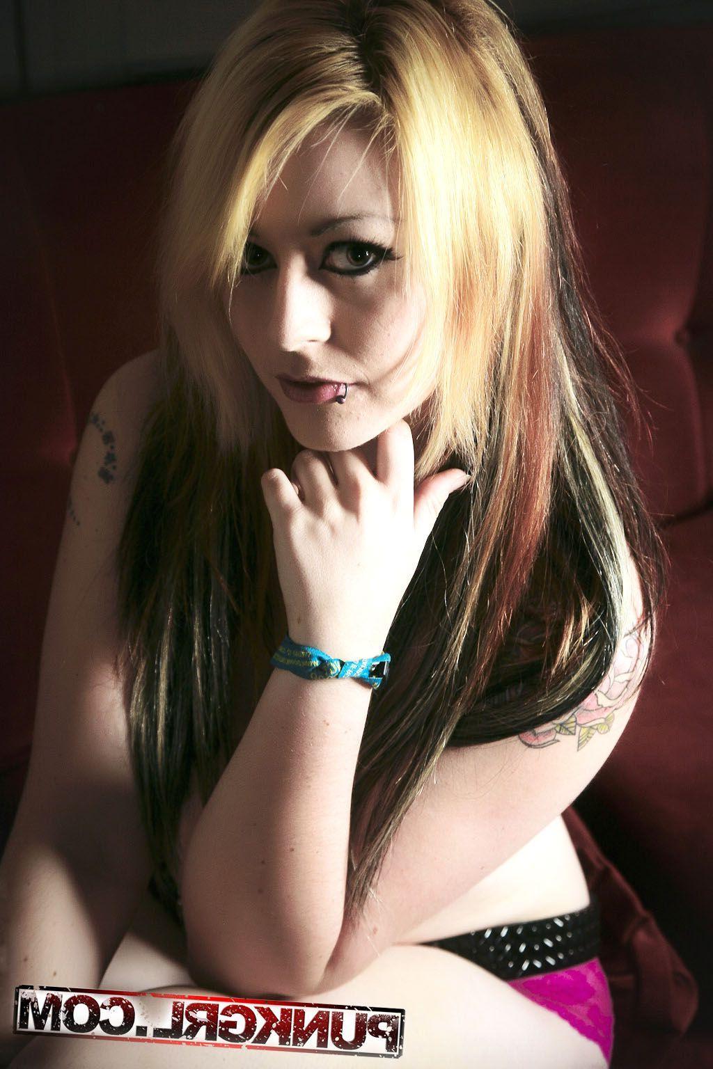 20P Pictures of teen cutie Miss Kitty showing her hot body
