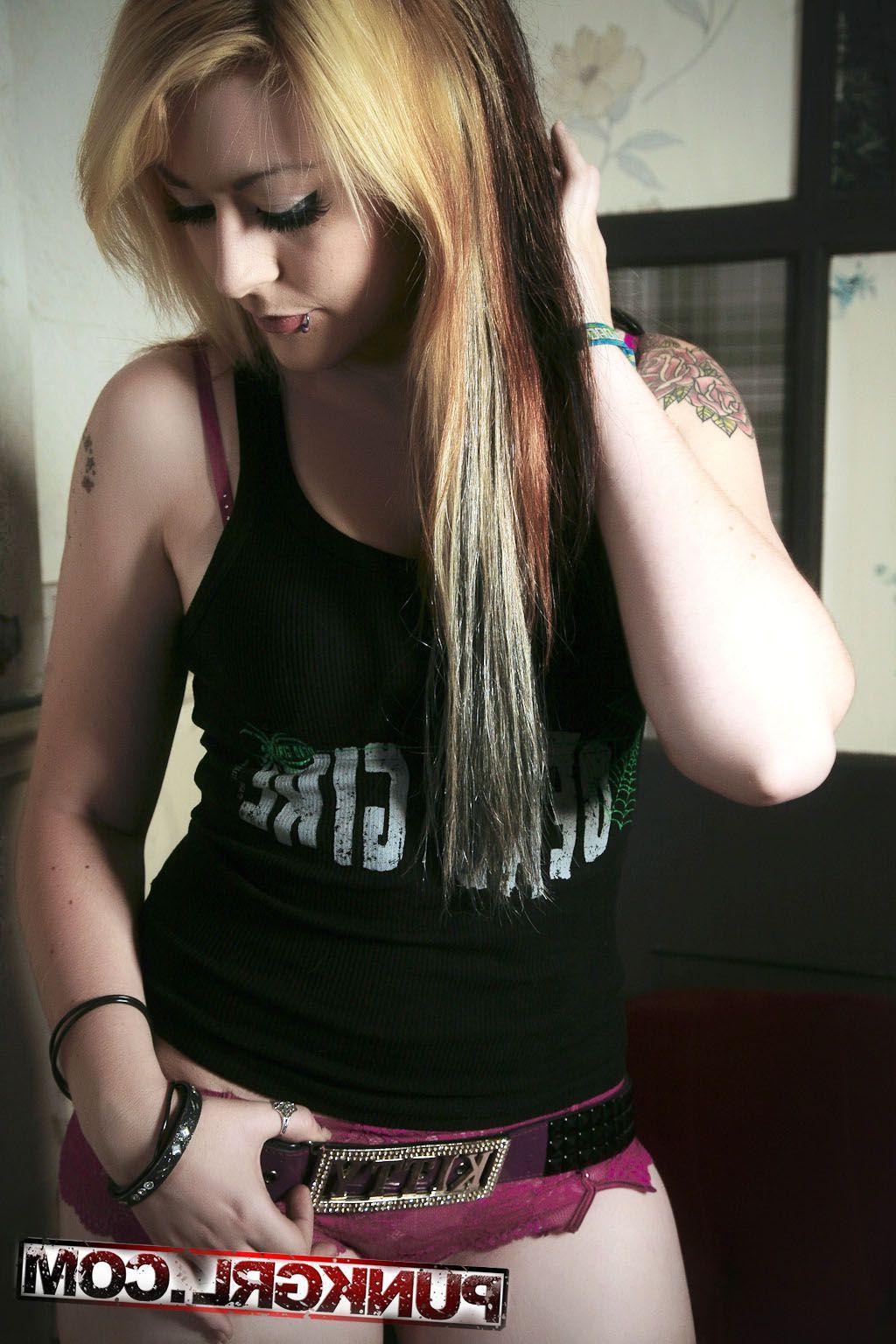 20P Pictures of teen cutie Miss Kitty showing her hot body