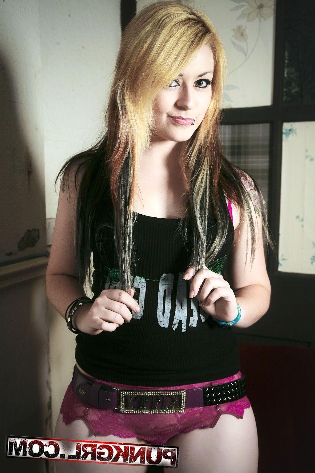 20P Pictures of teen cutie Miss Kitty showing her hot body