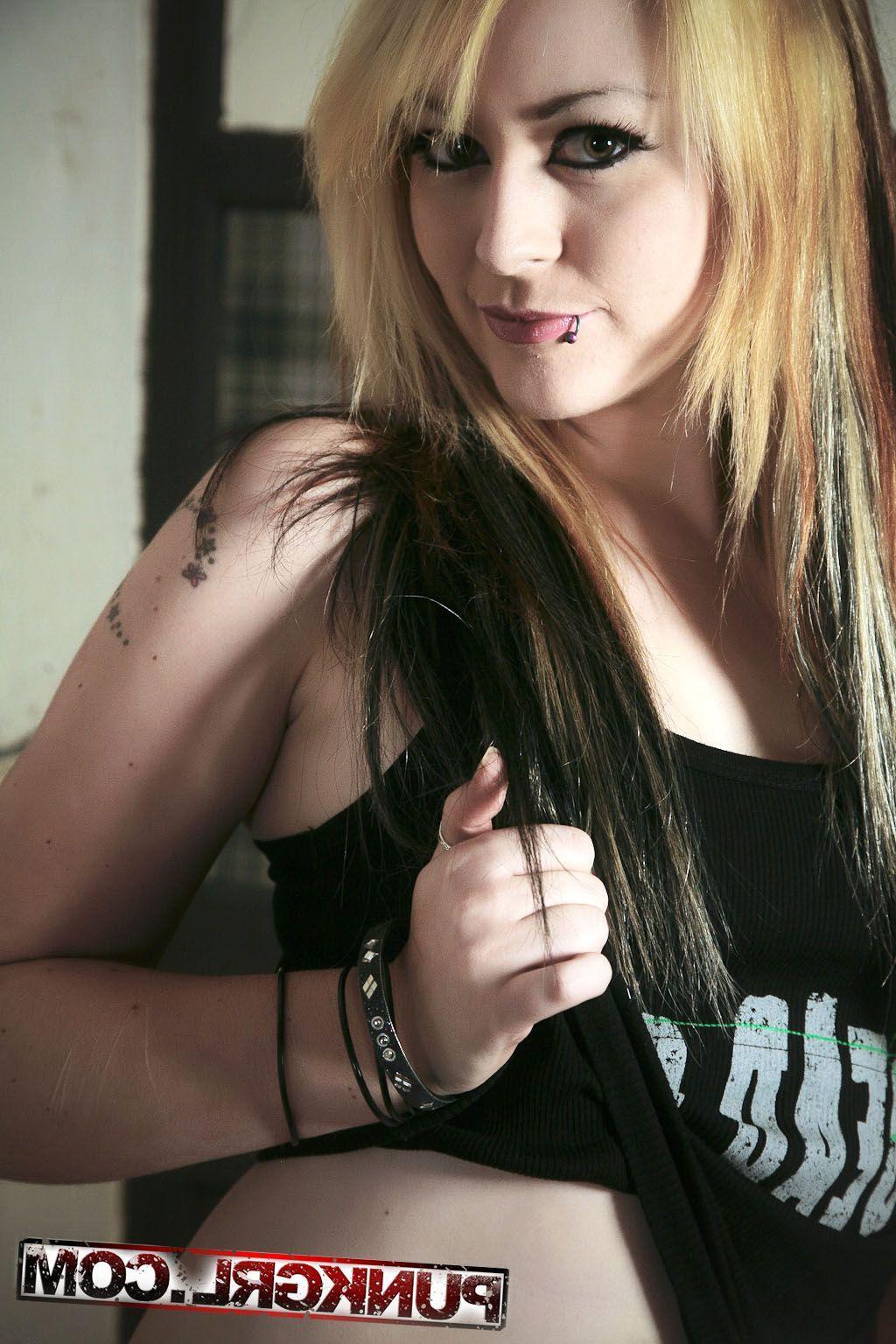 20P Pictures of teen cutie Miss Kitty showing her hot body
