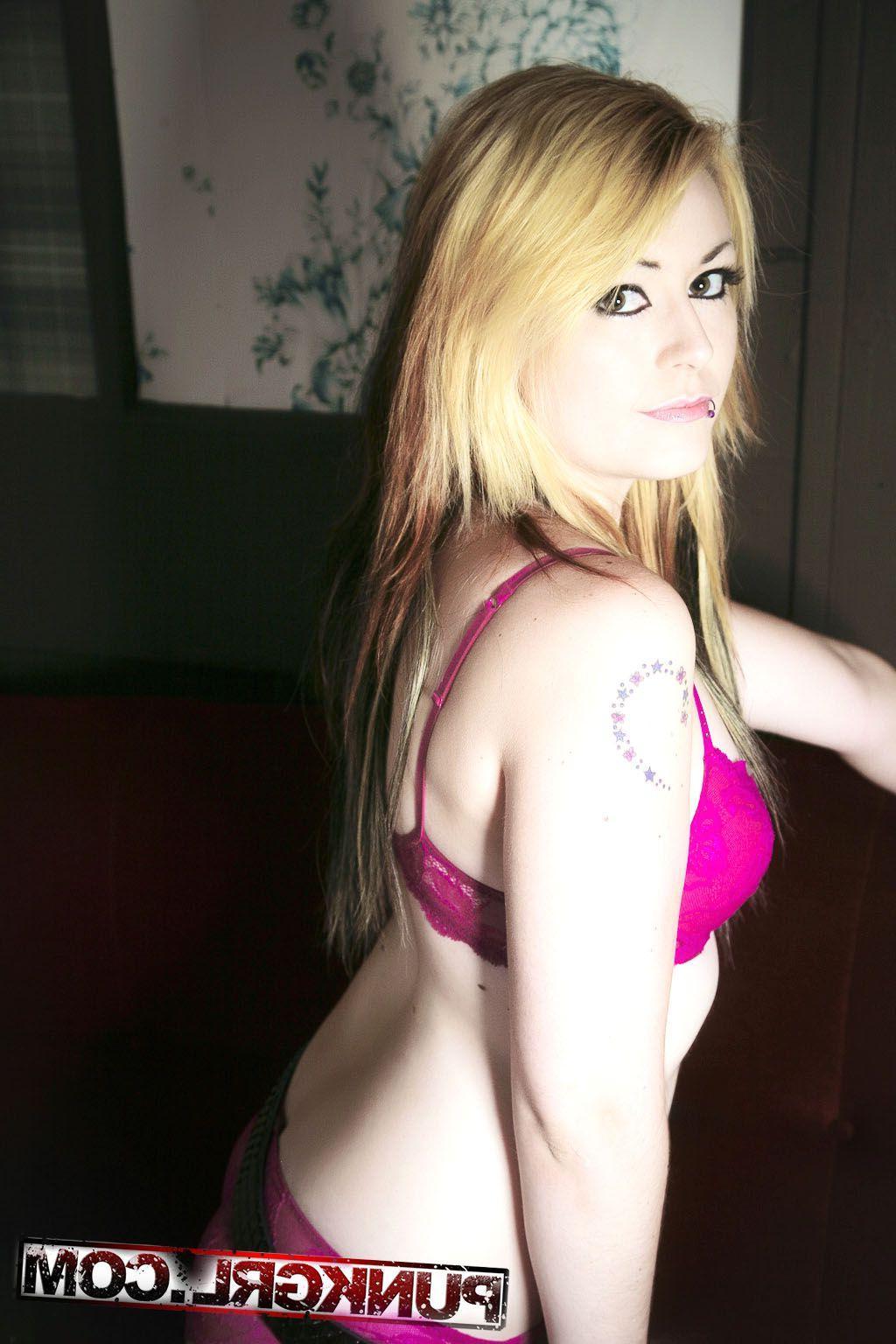20P Pictures of teen cutie Miss Kitty showing her hot body