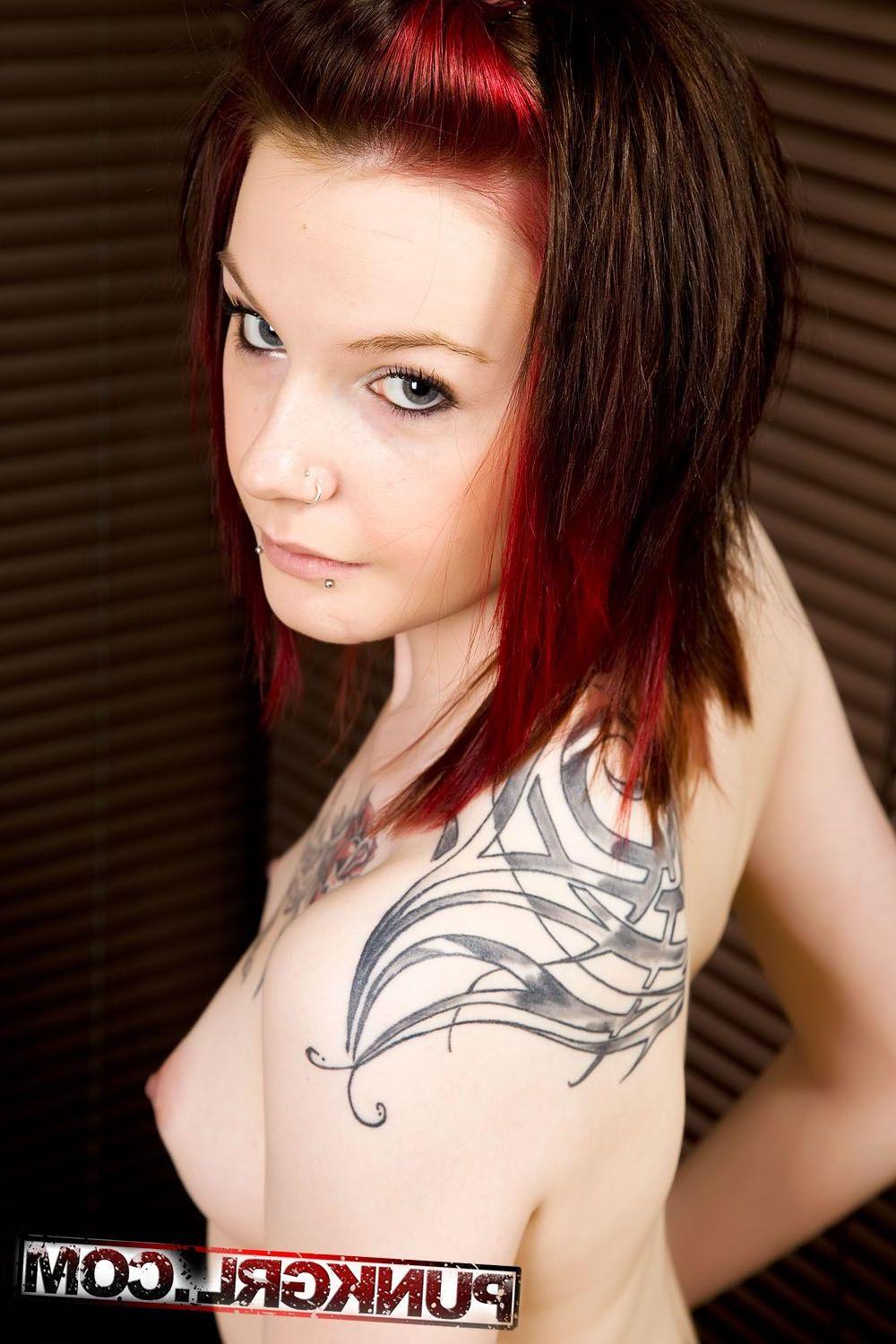 20P Pictures of teen punk Bull showing her nude body for you