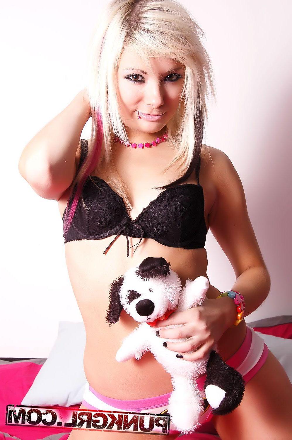 20P Pictures of teen babe Cherry Hannah showing her hot body