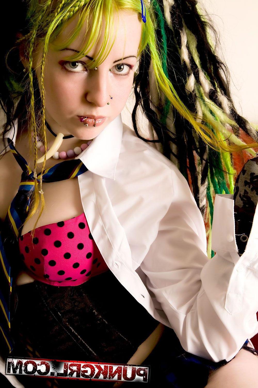 20P Pictures of teen girl Phexxie showing her hot fuckable body