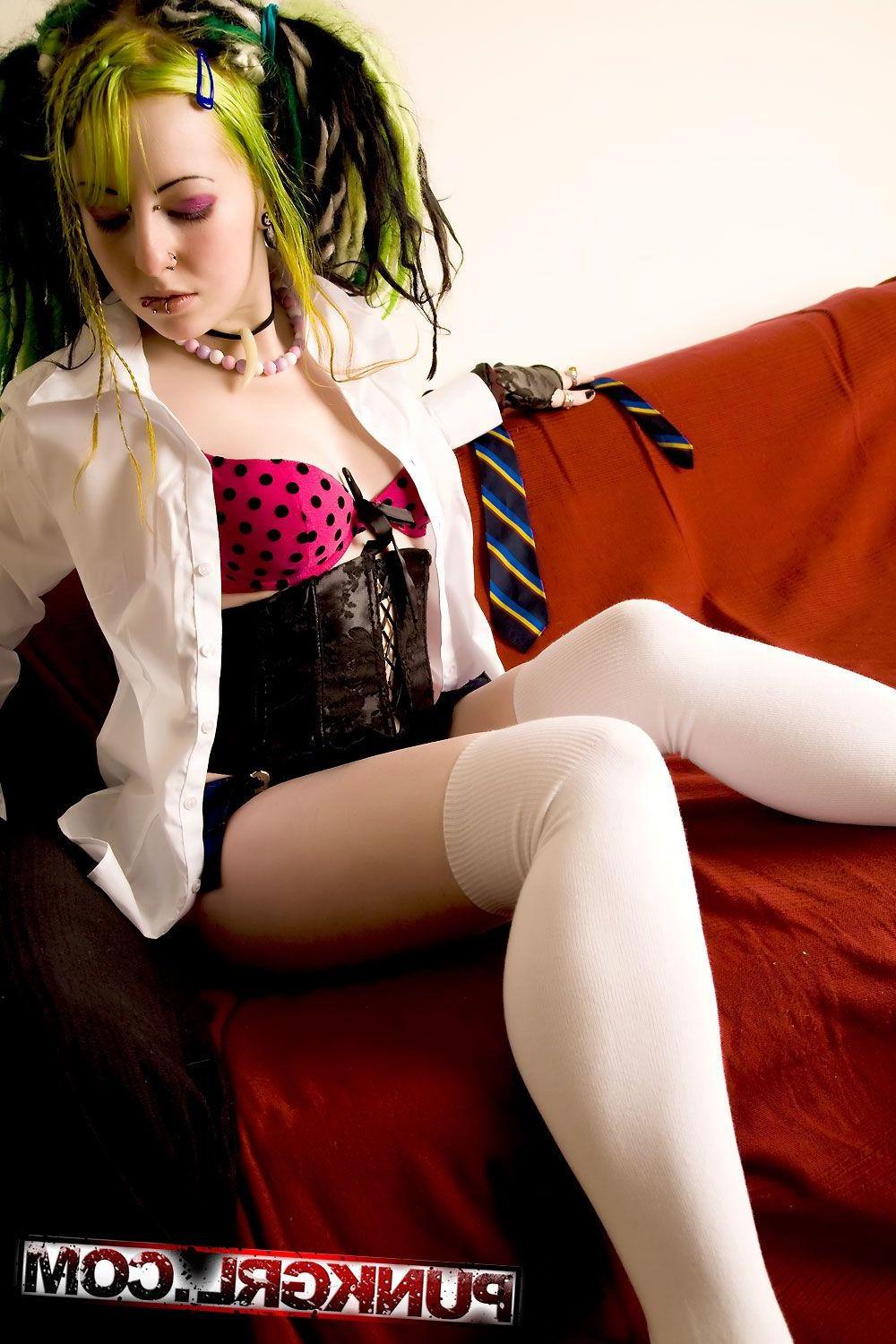 20P Pictures of teen girl Phexxie showing her hot fuckable body