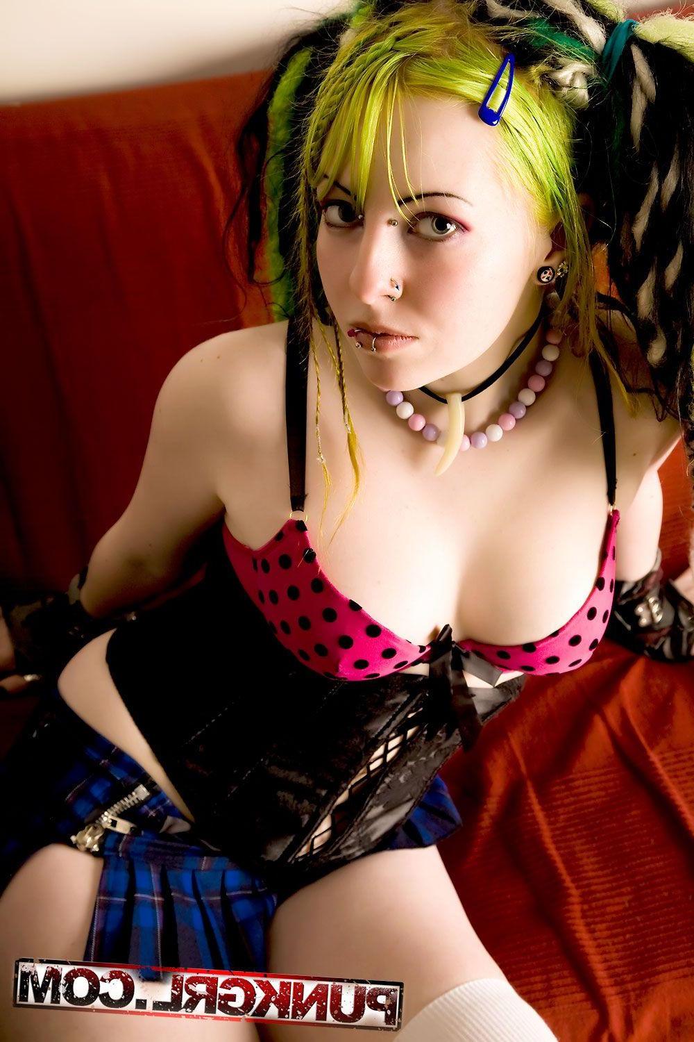 20P Pictures of teen girl Phexxie showing her hot fuckable body