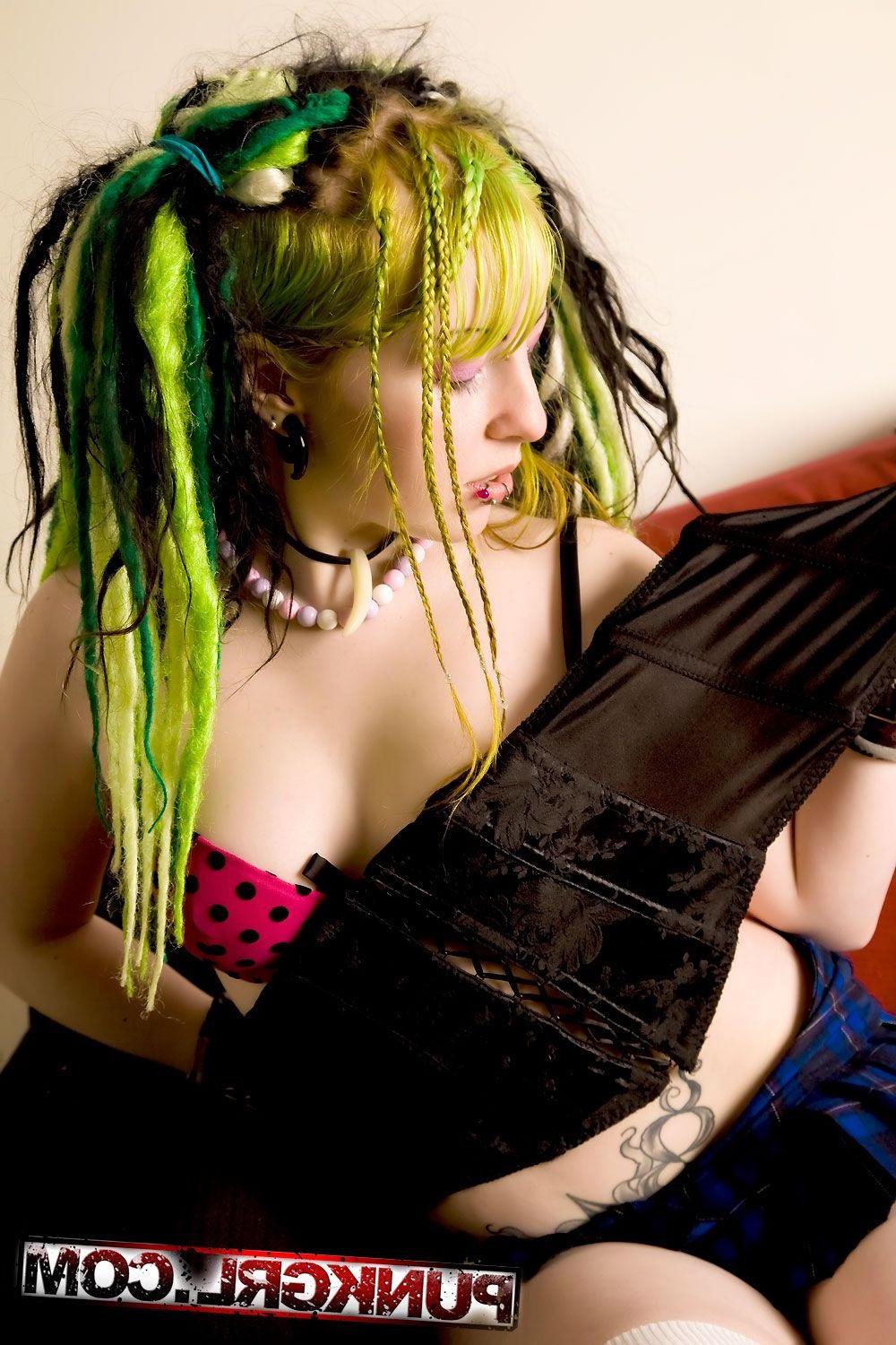 20P Pictures of teen girl Phexxie showing her hot fuckable body