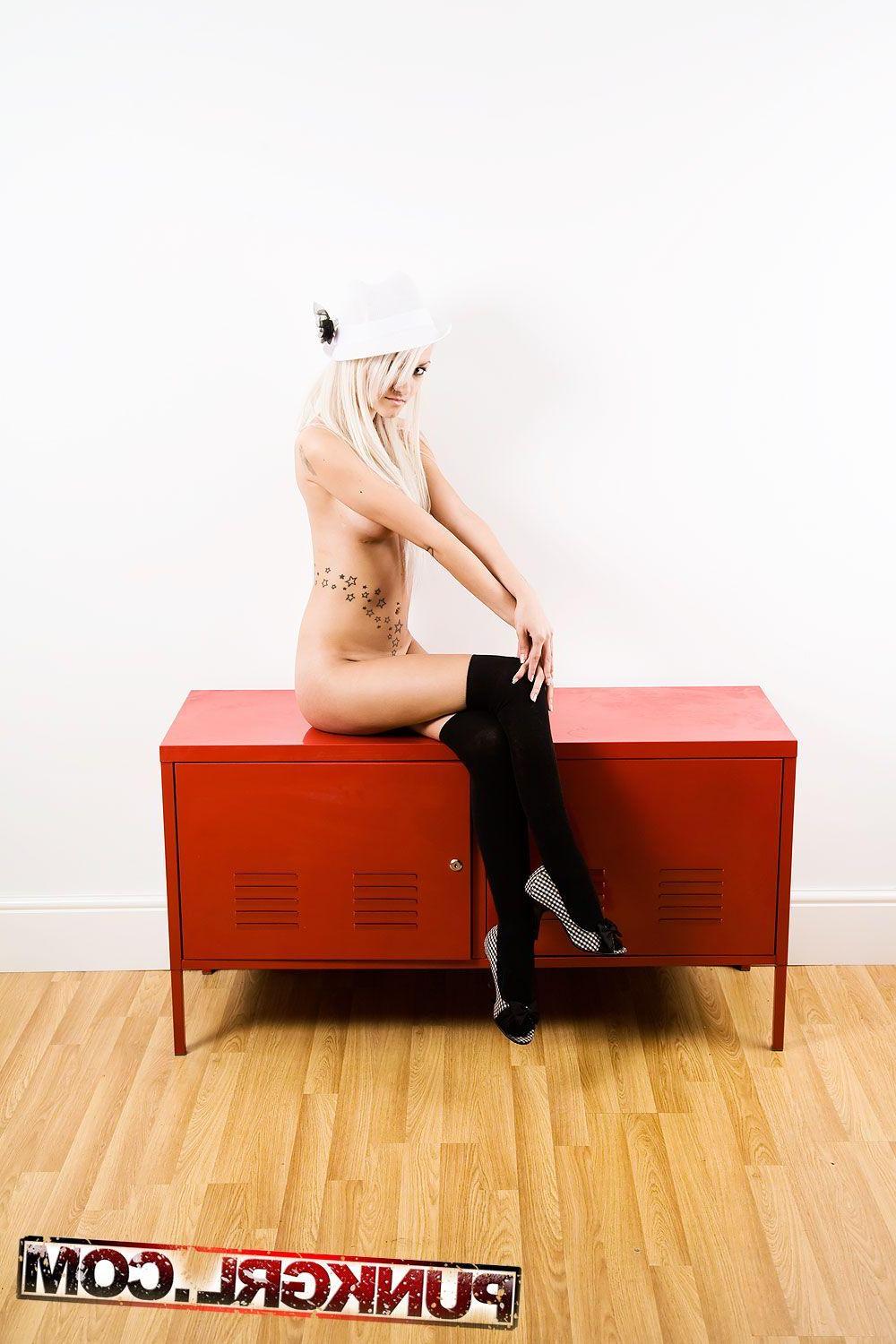 20P Pictures of punk girl Ashlie showing her sexy body