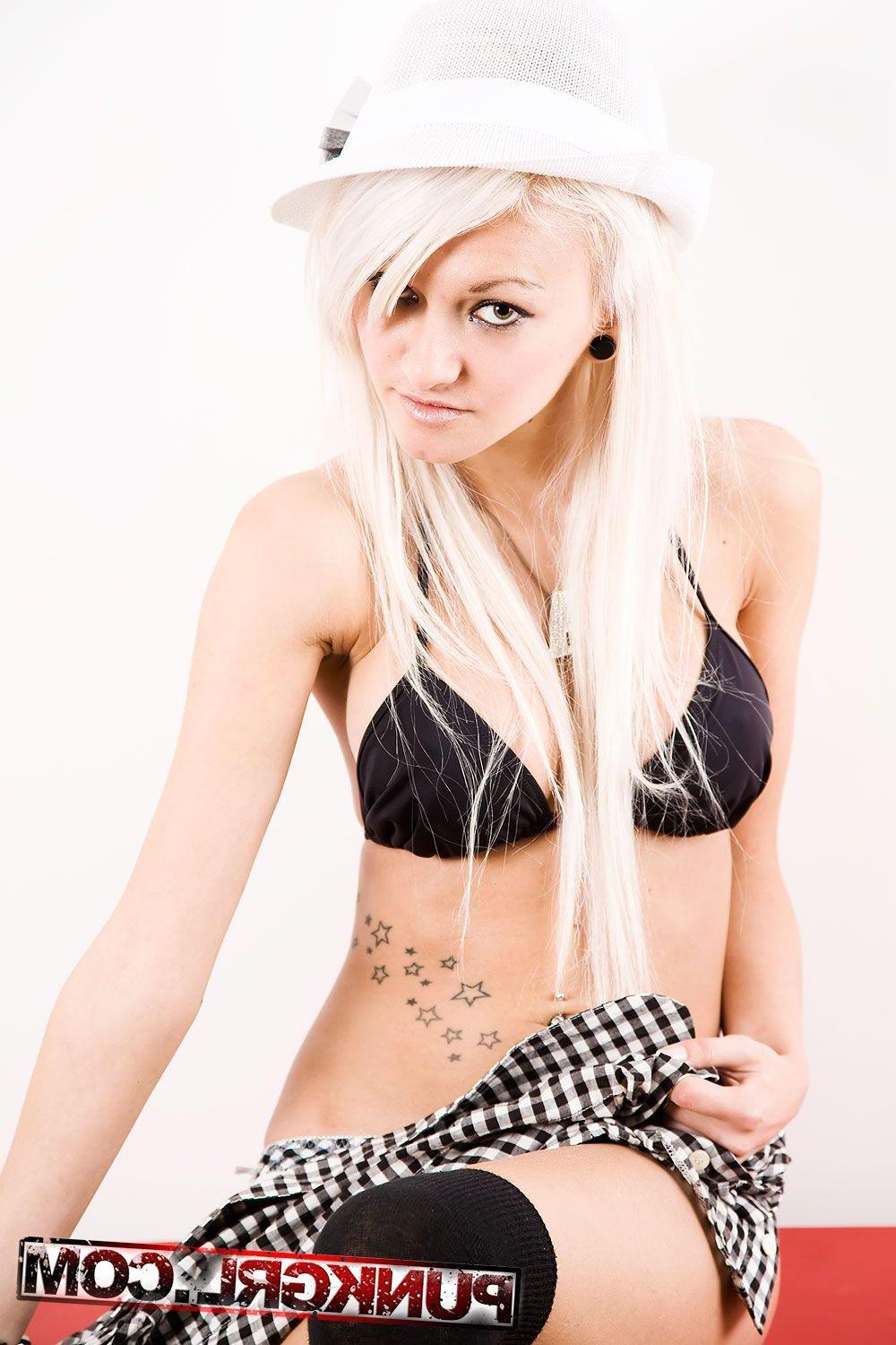 20P Pictures of punk girl Ashlie showing her sexy body