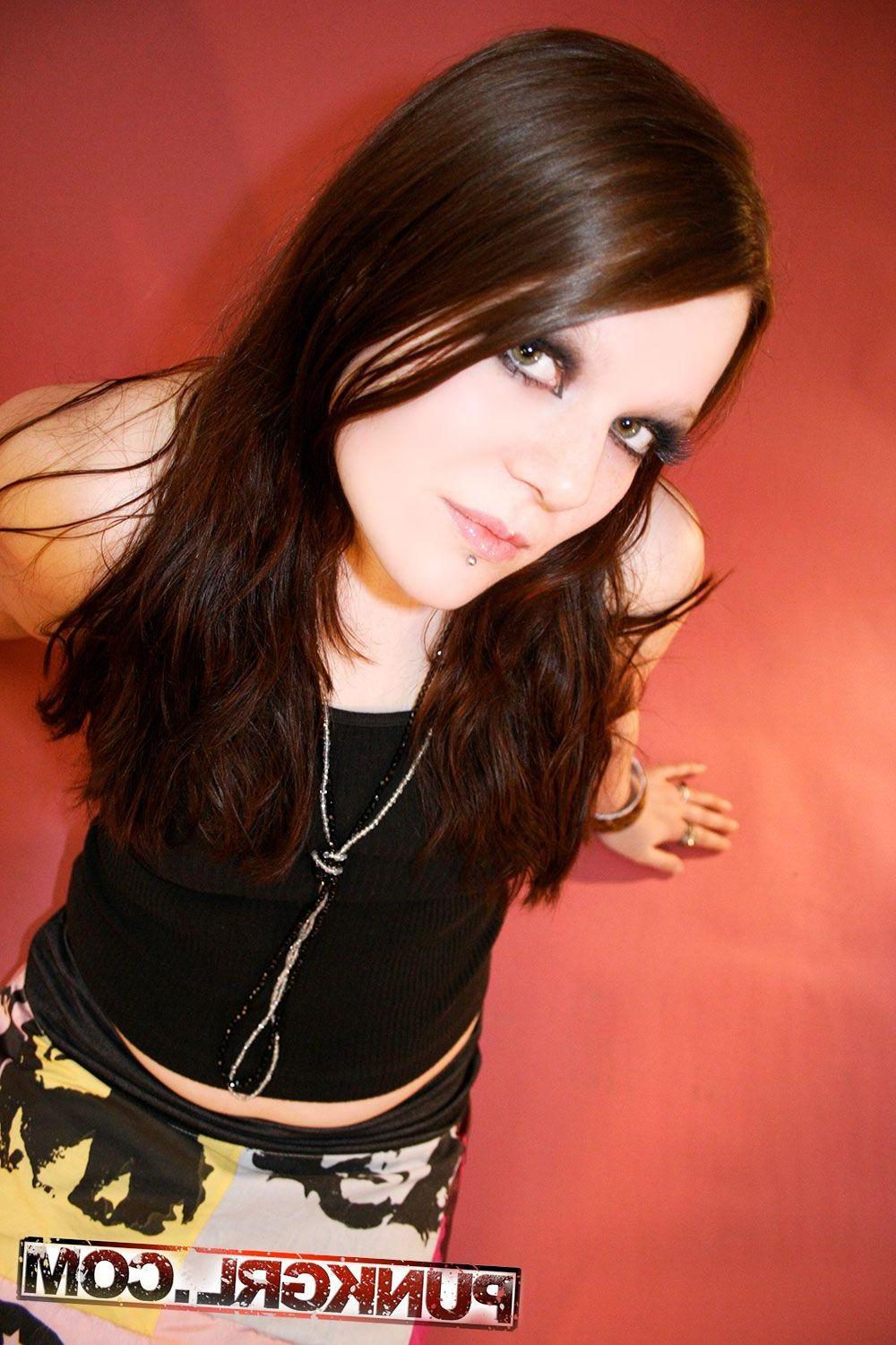 20P Pictures of teen amateur Pandora showing her fuckable body