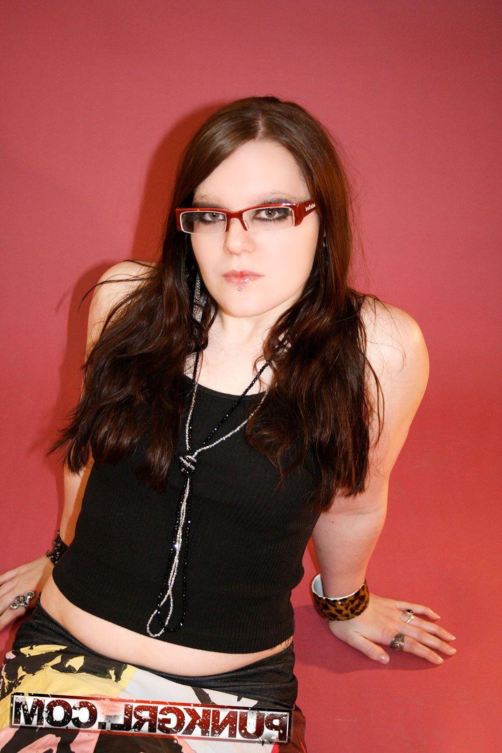 20P Pictures of teen amateur Pandora showing her fuckable body