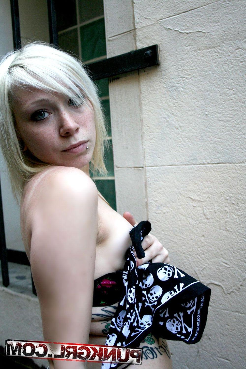 20P Pictures of punk girl Libby teasing with her hot body