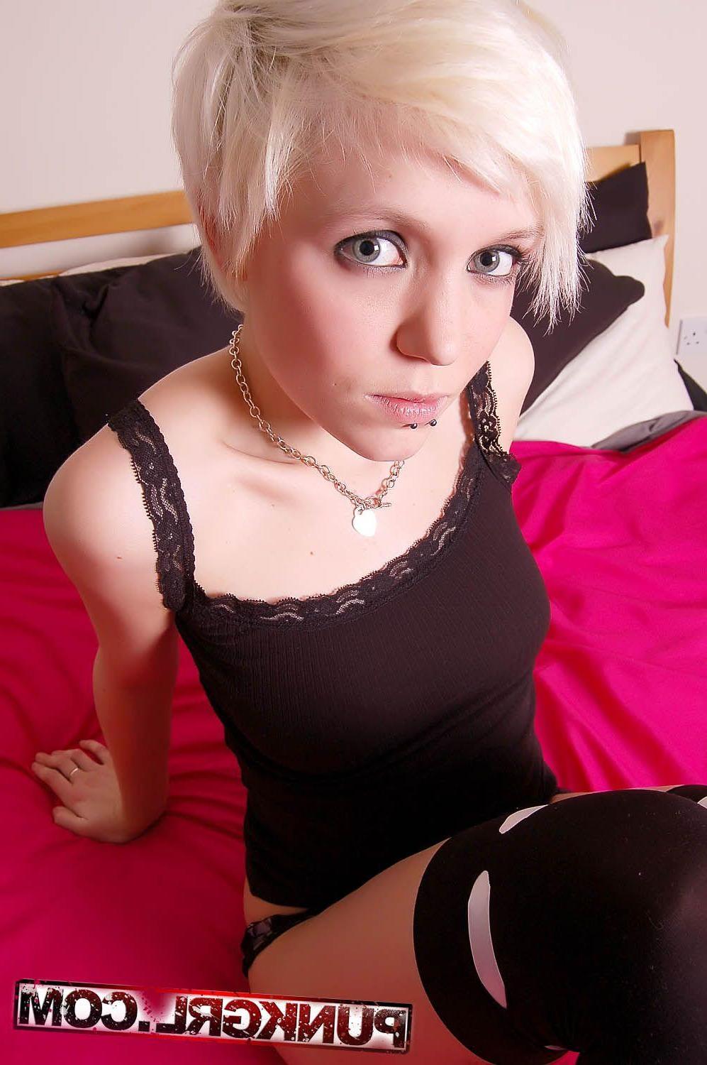 20P Pictures of Pixie showing her hot body