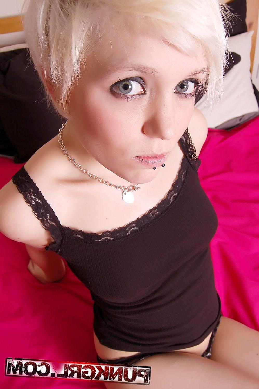 20P Pictures of Pixie showing her hot body