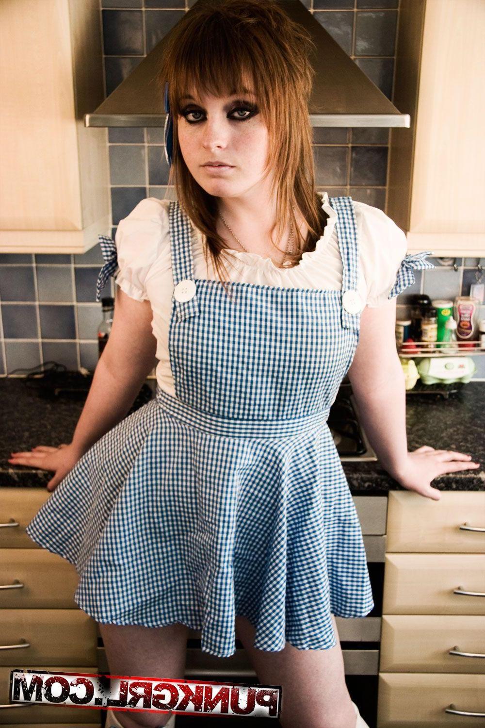15P Pictures of Lizzy showing off her hot fuckable body